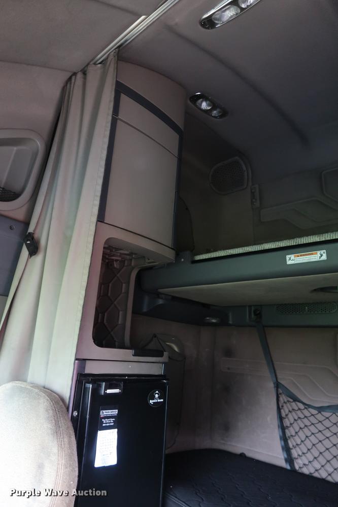 image for item DD1687 2010 Freightliner Cascadia semi truck