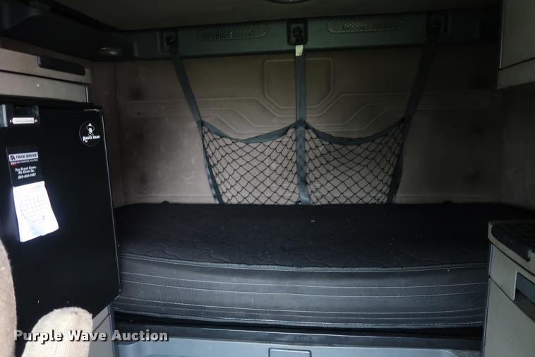 image for item DD1687 2010 Freightliner Cascadia semi truck