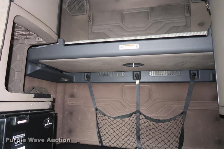 image for item DD1687 2010 Freightliner Cascadia semi truck