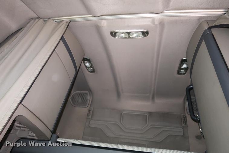 image for item DD1687 2010 Freightliner Cascadia semi truck