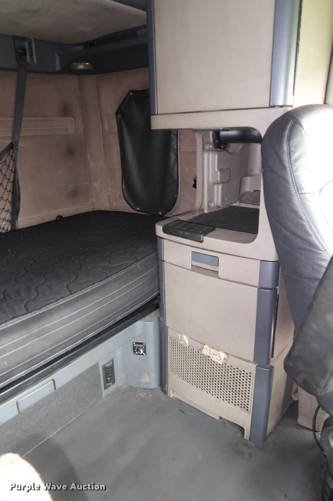 image for item DD1687 2010 Freightliner Cascadia semi truck