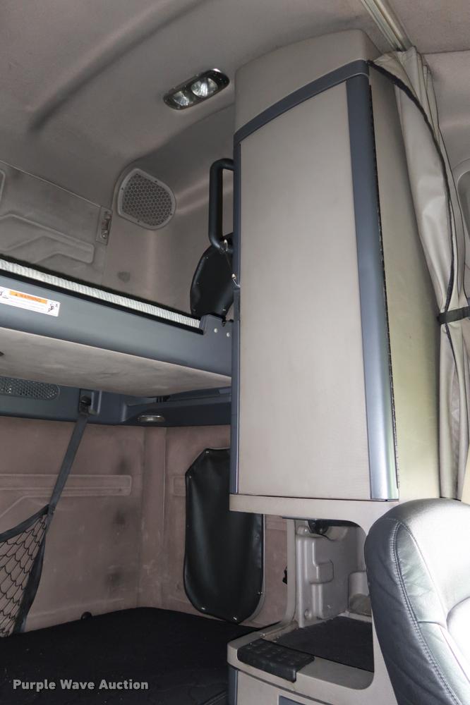 image for item DD1687 2010 Freightliner Cascadia semi truck