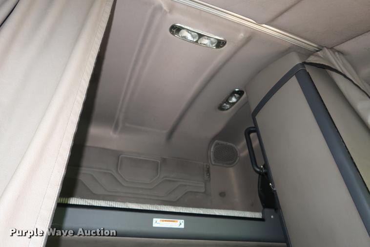 image for item DD1687 2010 Freightliner Cascadia semi truck