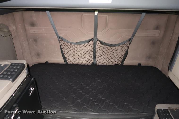 image for item DD1687 2010 Freightliner Cascadia semi truck