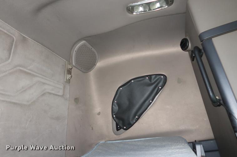 image for item DD1687 2010 Freightliner Cascadia semi truck