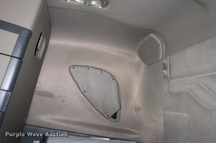 image for item DD1687 2010 Freightliner Cascadia semi truck