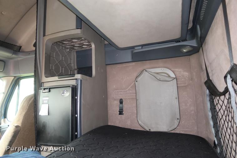 image for item DD1687 2010 Freightliner Cascadia semi truck