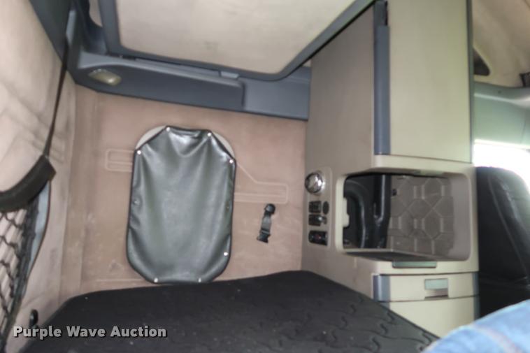 image for item DD1687 2010 Freightliner Cascadia semi truck