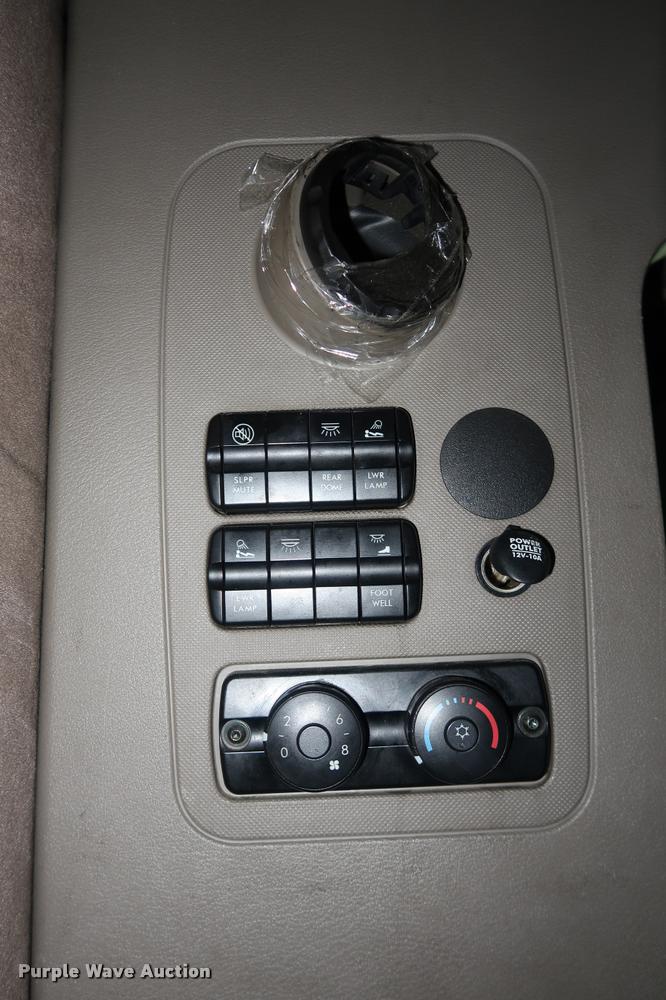 image for item DD1687 2010 Freightliner Cascadia semi truck