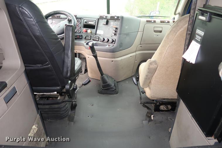 image for item DD1687 2010 Freightliner Cascadia semi truck