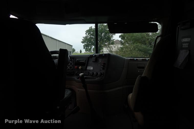 image for item DD1687 2010 Freightliner Cascadia semi truck