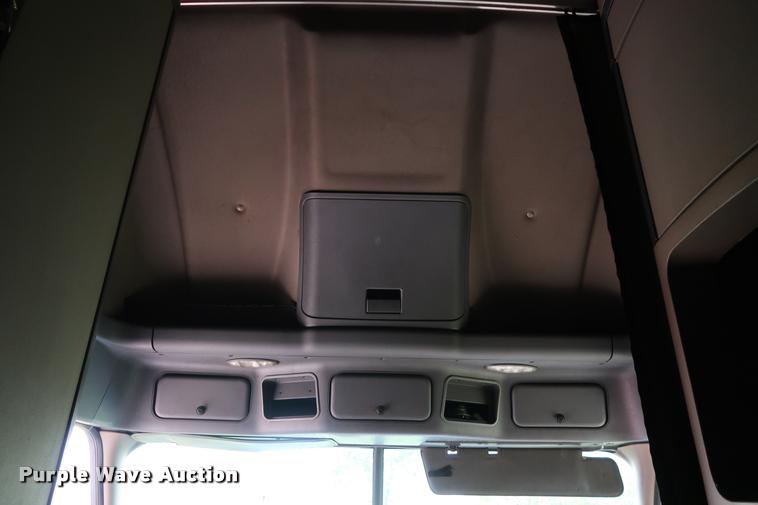 image for item DD1687 2010 Freightliner Cascadia semi truck