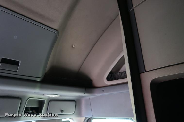 image for item DD1687 2010 Freightliner Cascadia semi truck