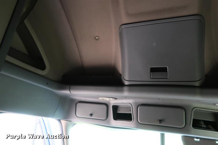 image for item DD1687 2010 Freightliner Cascadia semi truck