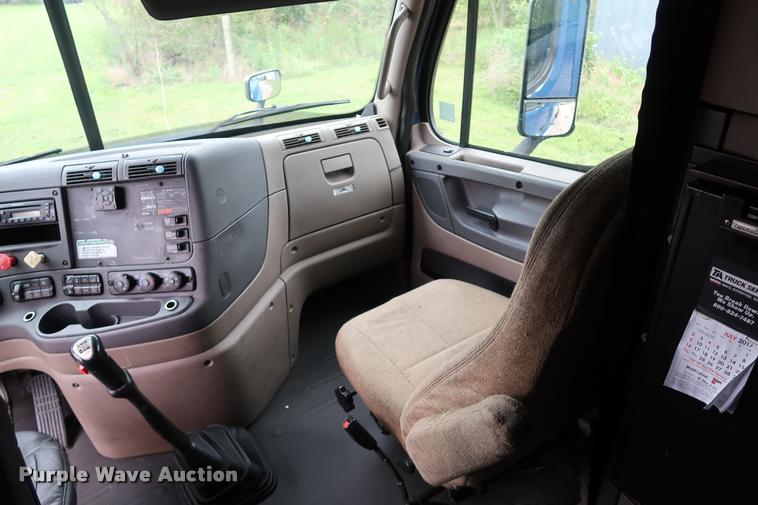 image for item DD1687 2010 Freightliner Cascadia semi truck