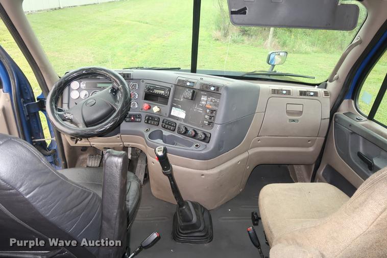 image for item DD1687 2010 Freightliner Cascadia semi truck