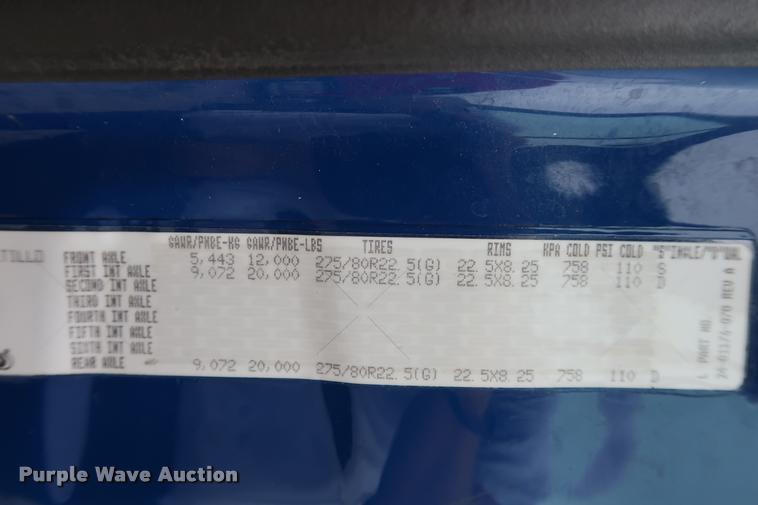 image for item DD1687 2010 Freightliner Cascadia semi truck