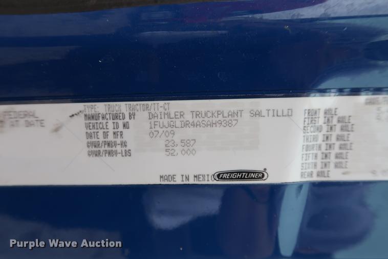 image for item DD1687 2010 Freightliner Cascadia semi truck