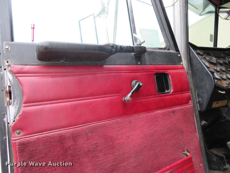 image for item DI9863 1994 Peterbilt 379 semi truck