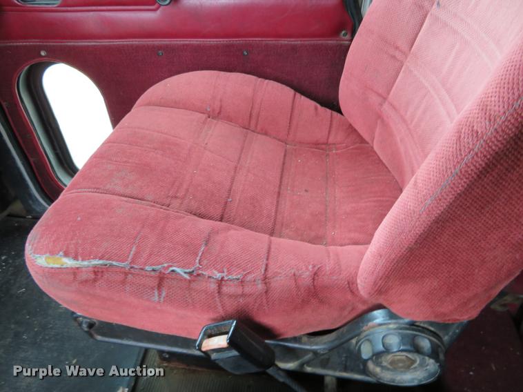 image for item DI9863 1994 Peterbilt 379 semi truck