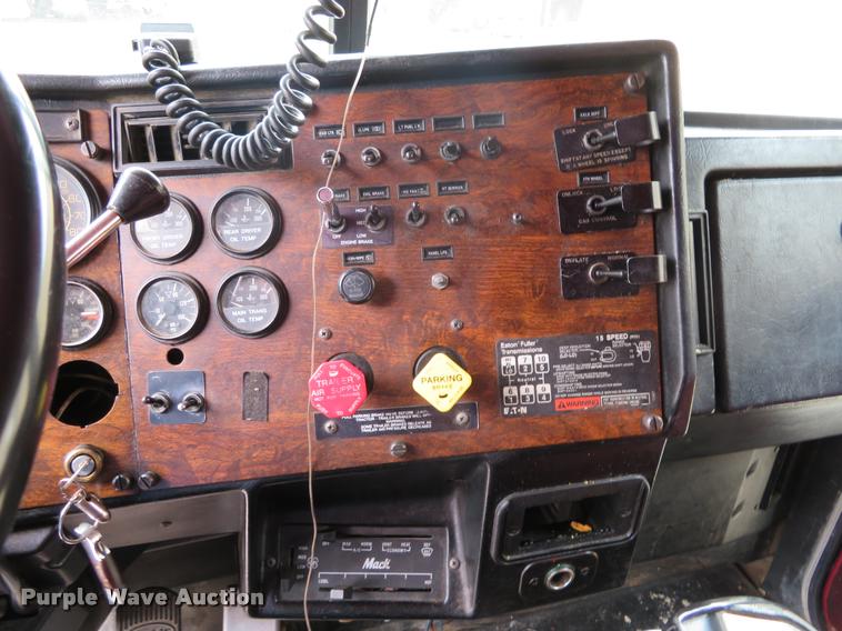 image for item DI9863 1994 Peterbilt 379 semi truck