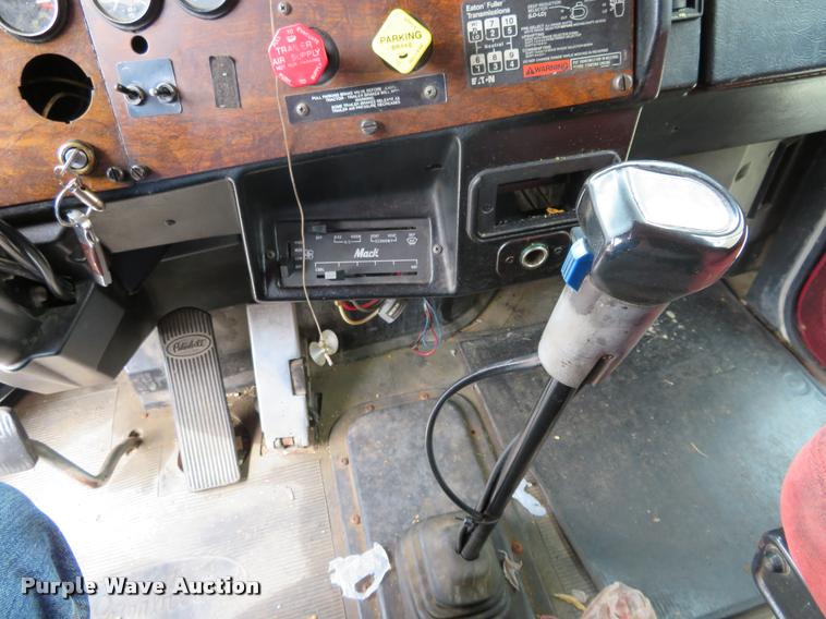 image for item DI9863 1994 Peterbilt 379 semi truck