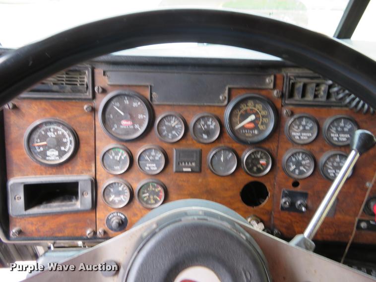 image for item DI9863 1994 Peterbilt 379 semi truck