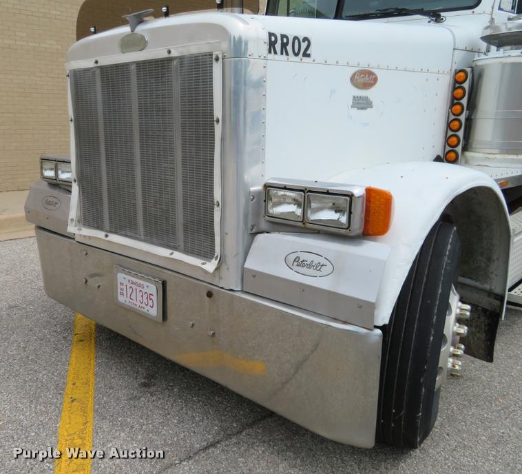 image for item DI9863 1994 Peterbilt 379 semi truck