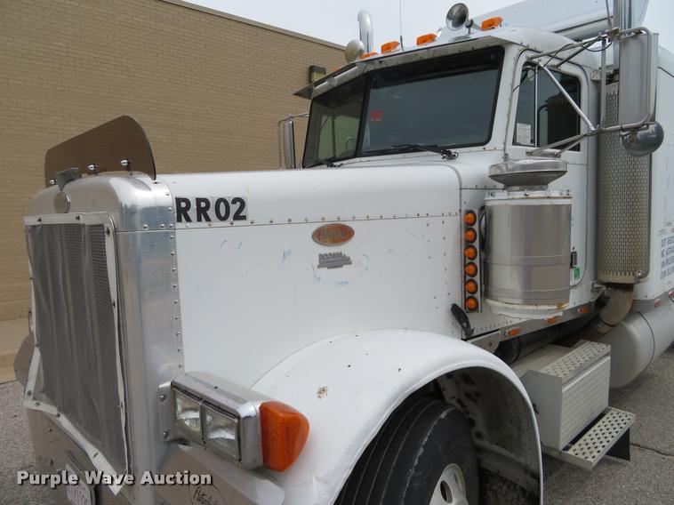 image for item DI9863 1994 Peterbilt 379 semi truck