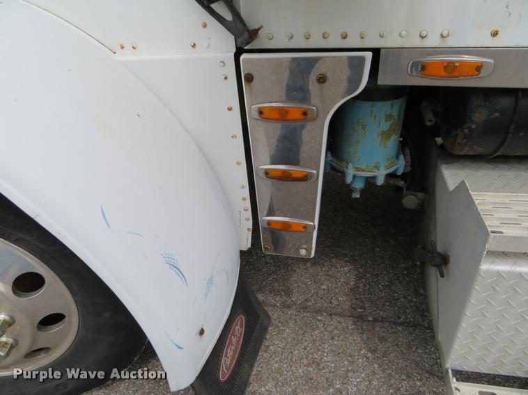 image for item DI9863 1994 Peterbilt 379 semi truck