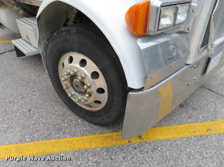 image for item DI9863 1994 Peterbilt 379 semi truck