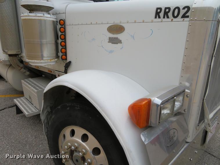 image for item DI9863 1994 Peterbilt 379 semi truck