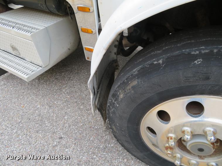 image for item DI9863 1994 Peterbilt 379 semi truck