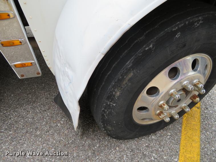 image for item DI9863 1994 Peterbilt 379 semi truck