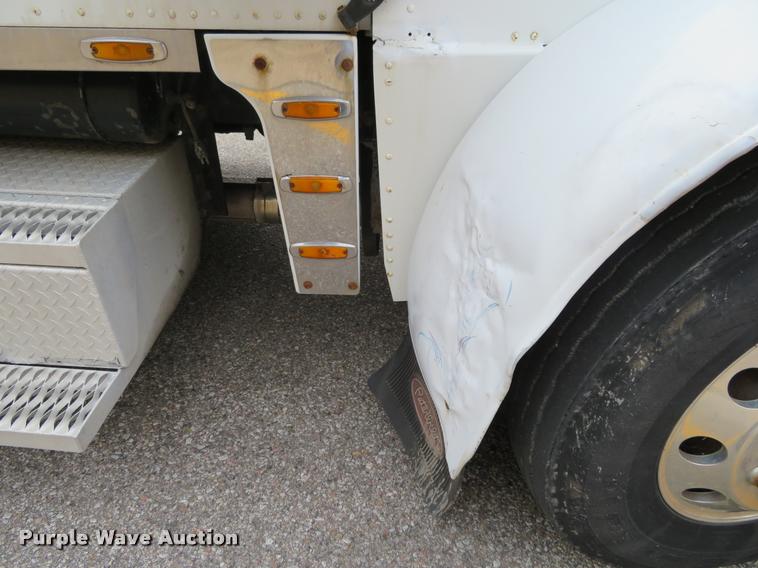 image for item DI9863 1994 Peterbilt 379 semi truck