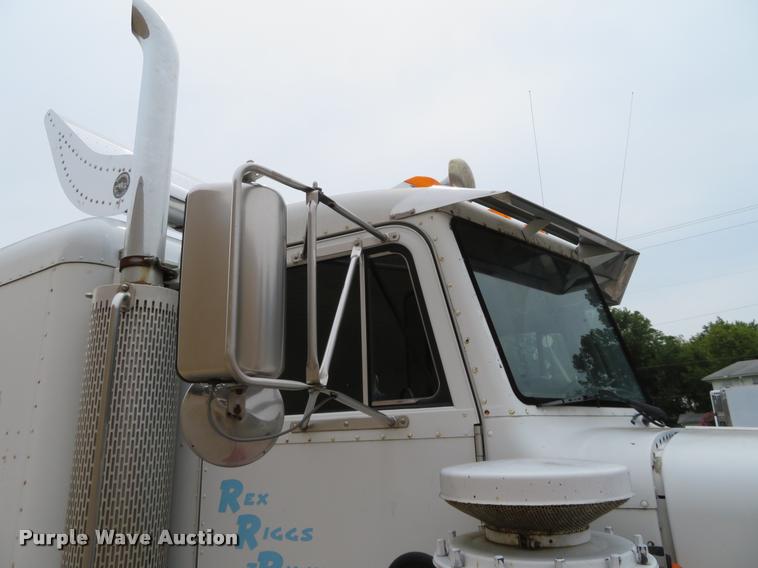 image for item DI9863 1994 Peterbilt 379 semi truck
