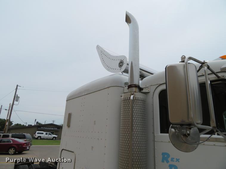 image for item DI9863 1994 Peterbilt 379 semi truck