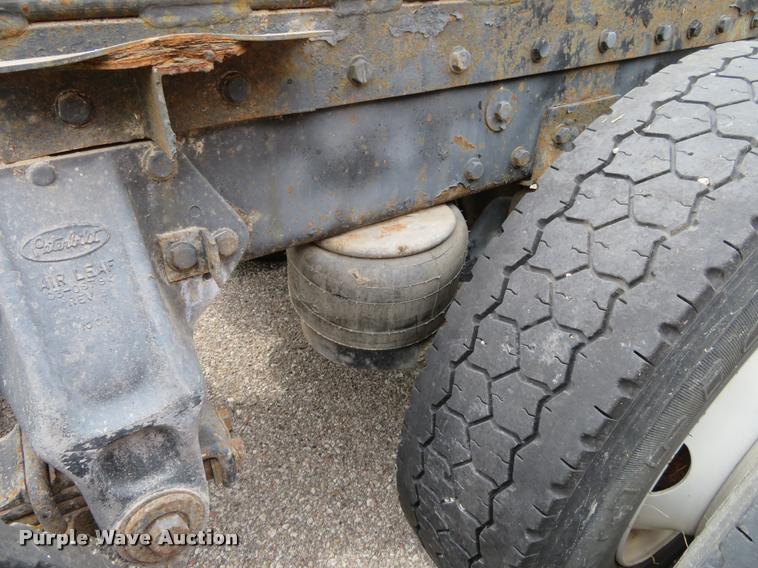 image for item DI9863 1994 Peterbilt 379 semi truck