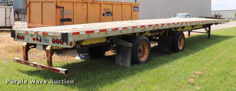 image for item DQ9394 2000 Wilson flatbed trailer