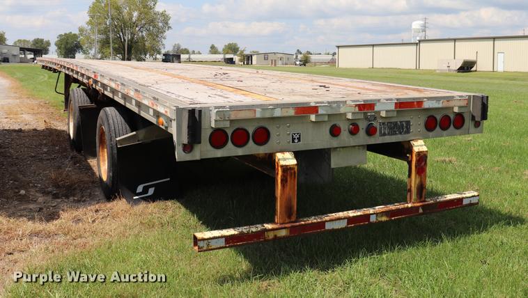 image for item DQ9394 2000 Wilson flatbed trailer