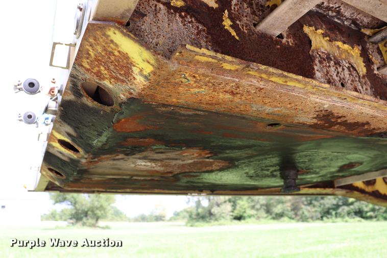 image for item DQ9394 2000 Wilson flatbed trailer