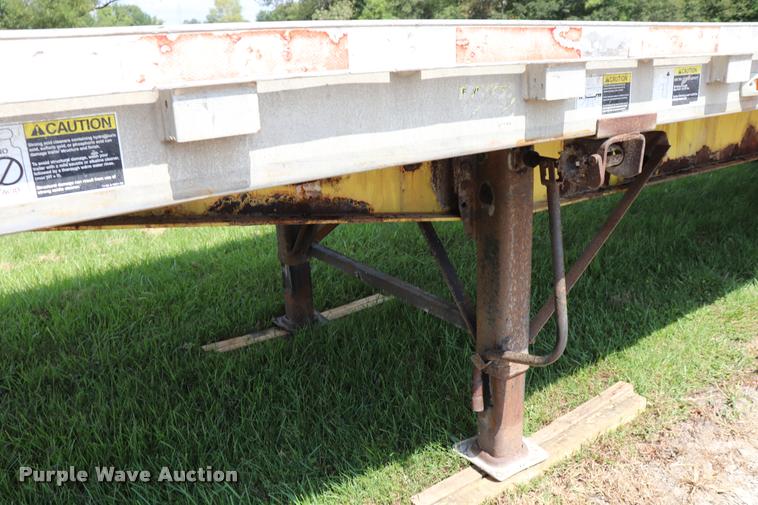 image for item DQ9394 2000 Wilson flatbed trailer