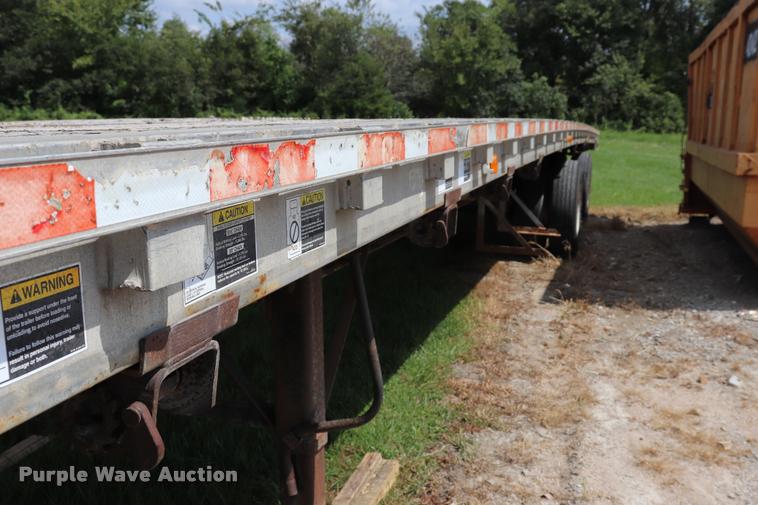 image for item DQ9394 2000 Wilson flatbed trailer