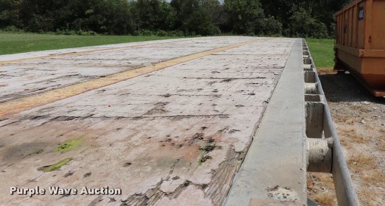 image for item DQ9394 2000 Wilson flatbed trailer