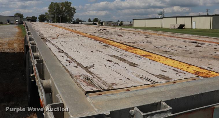 image for item DQ9394 2000 Wilson flatbed trailer
