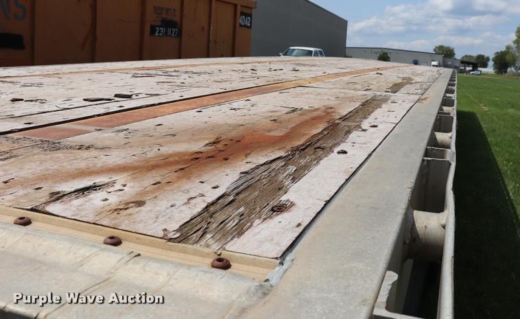 image for item DQ9394 2000 Wilson flatbed trailer