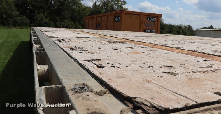 image for item DQ9394 2000 Wilson flatbed trailer