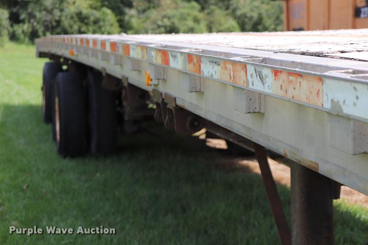 image for item DQ9394 2000 Wilson flatbed trailer