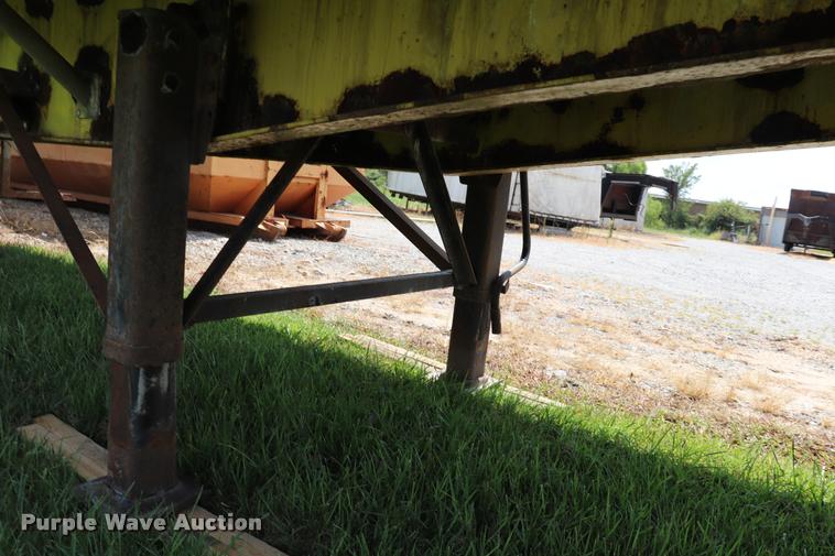 image for item DQ9394 2000 Wilson flatbed trailer