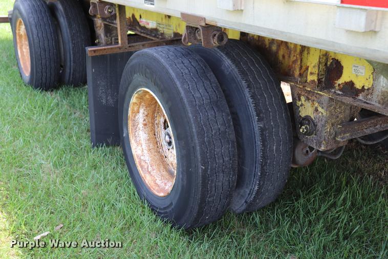 image for item DQ9394 2000 Wilson flatbed trailer